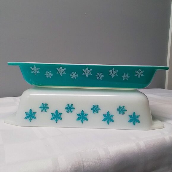 Vintage Pyrex Turquoise White Snowflake x 2 - Picture 1 of 4